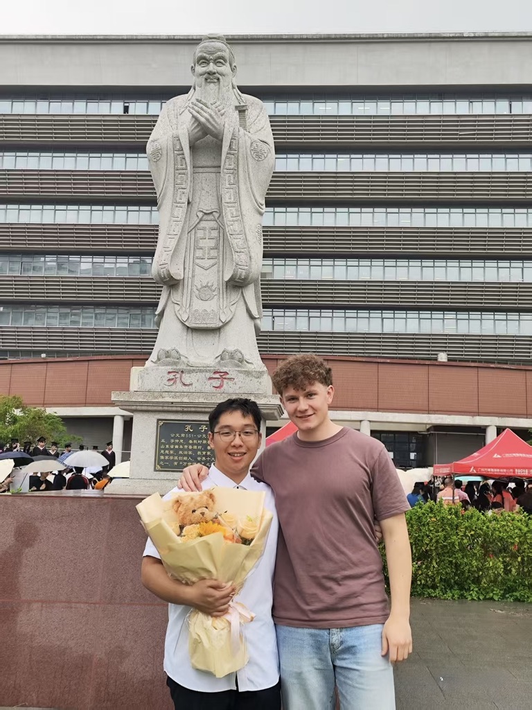 Chenoa avec sa famille d'accueil en Chine